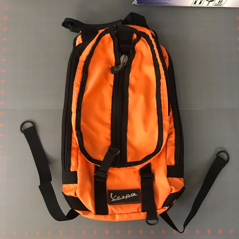 🍯 Vespa compact backpack, lots of storage